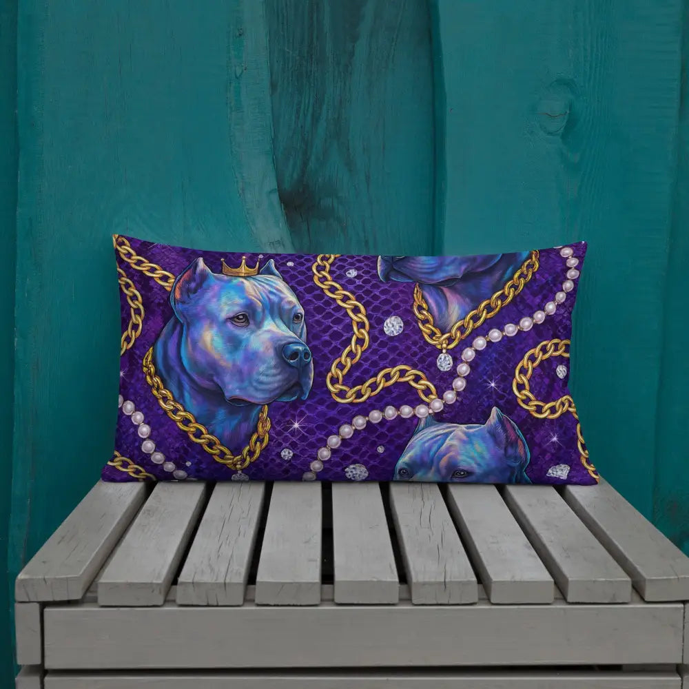 Royal Glam Dog Chains Dekokissen mit Königshund-Motiv, goldenen Ketten und Perlen auf tiefblauem Hintergrund